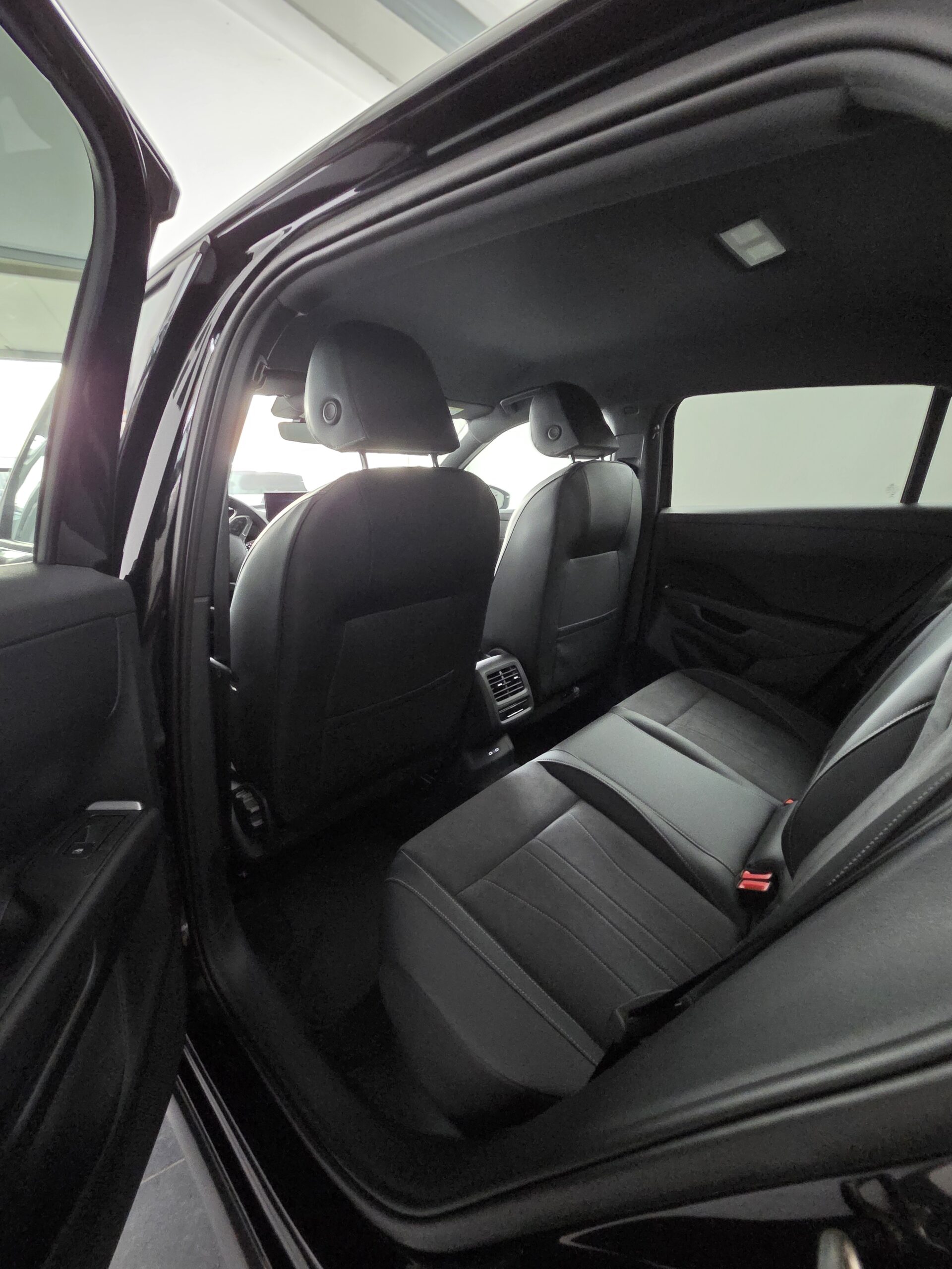 Volkswagen T-Roc nuovo modello R-Line del 2025/2026 - immagine 9